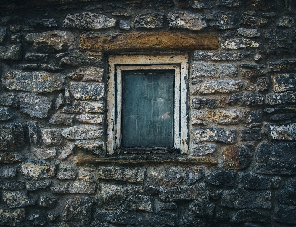 Fensterrahmen aus weißem Holz