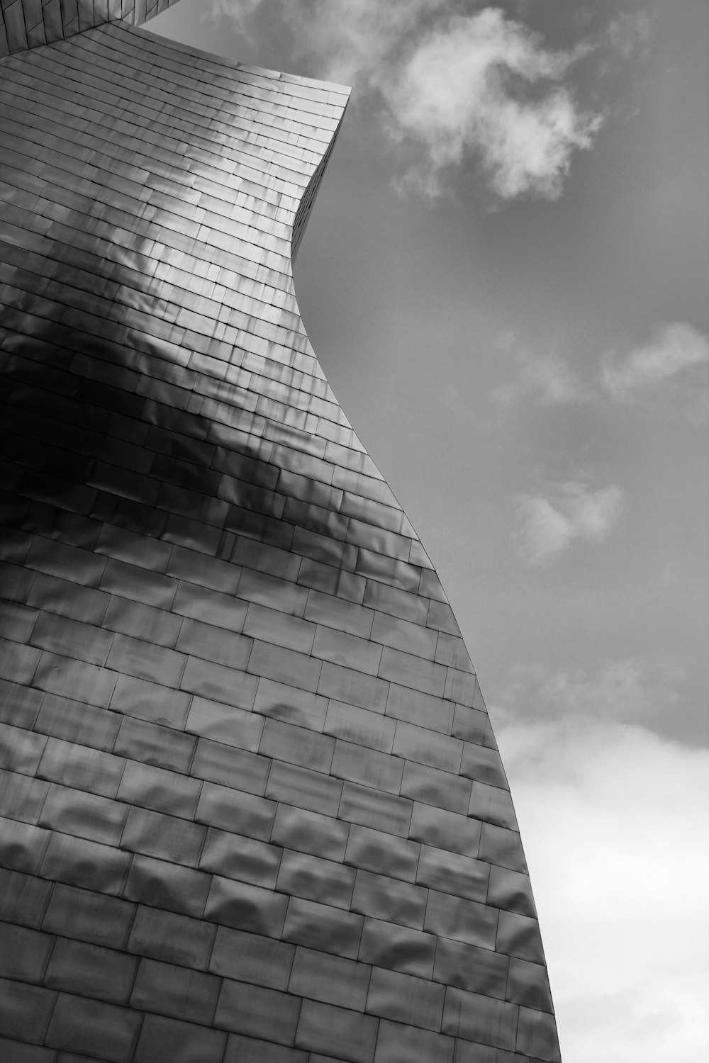 foto in scala di grigi dell'edificio