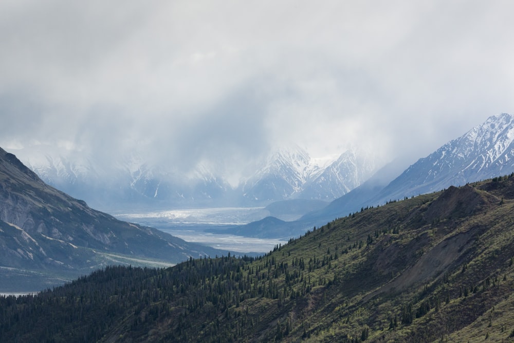 montagnes enneigées sous un ciel nuageux