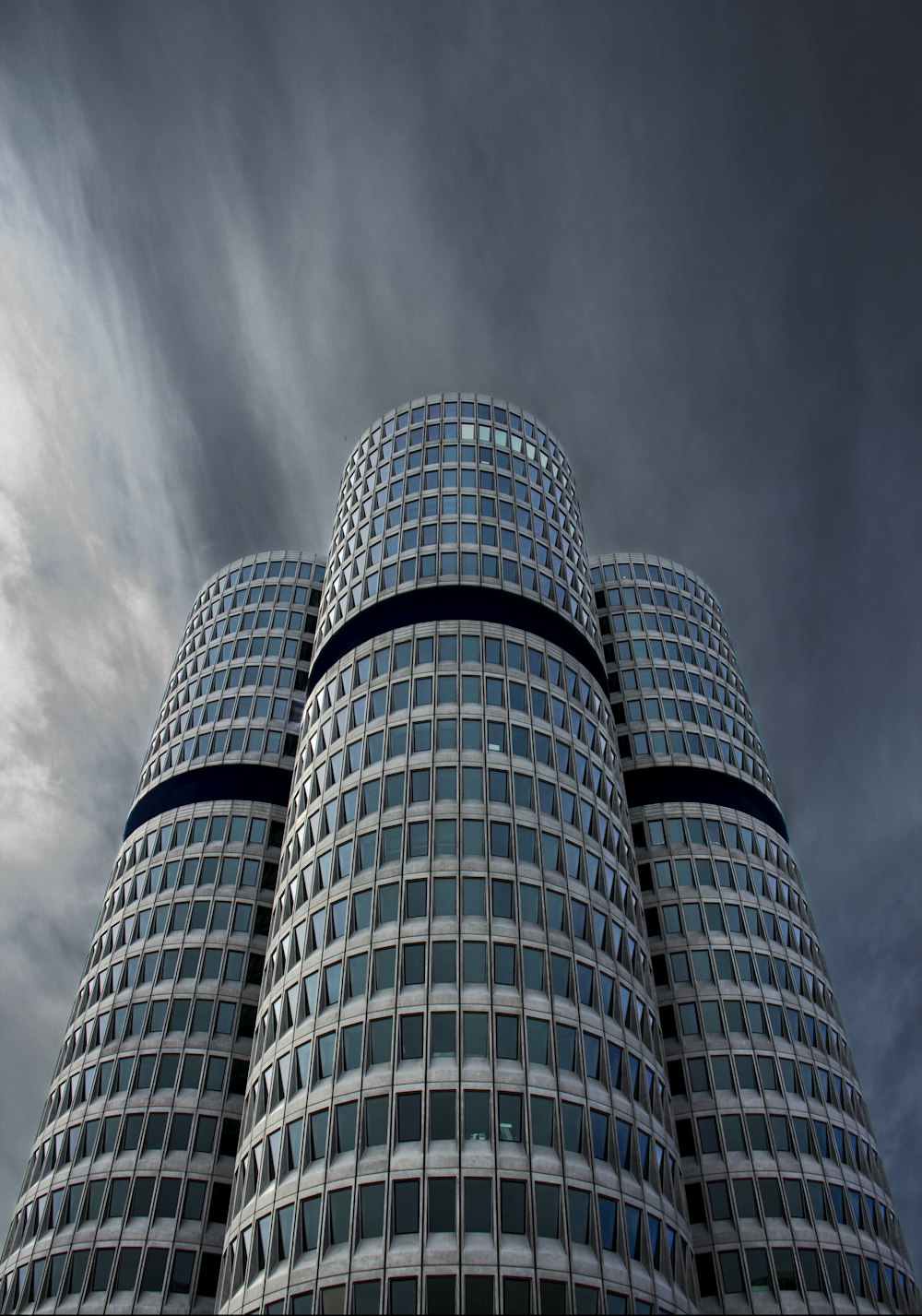 Fotografia con vista dal basso dell'edificio grigio