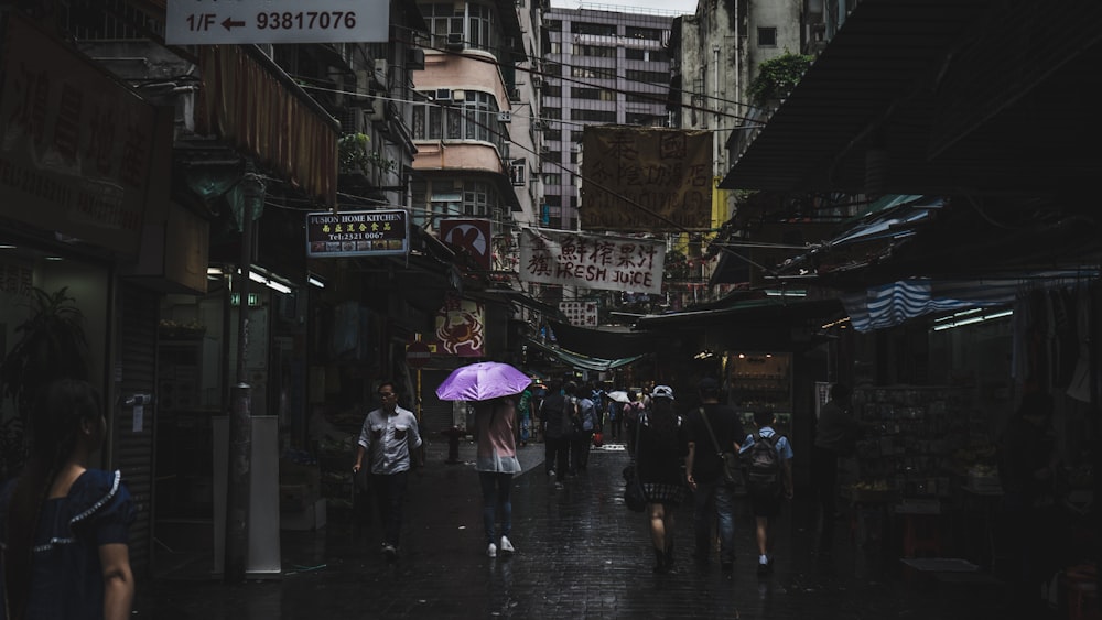 비가 올 때 걷는 사람들의 사진