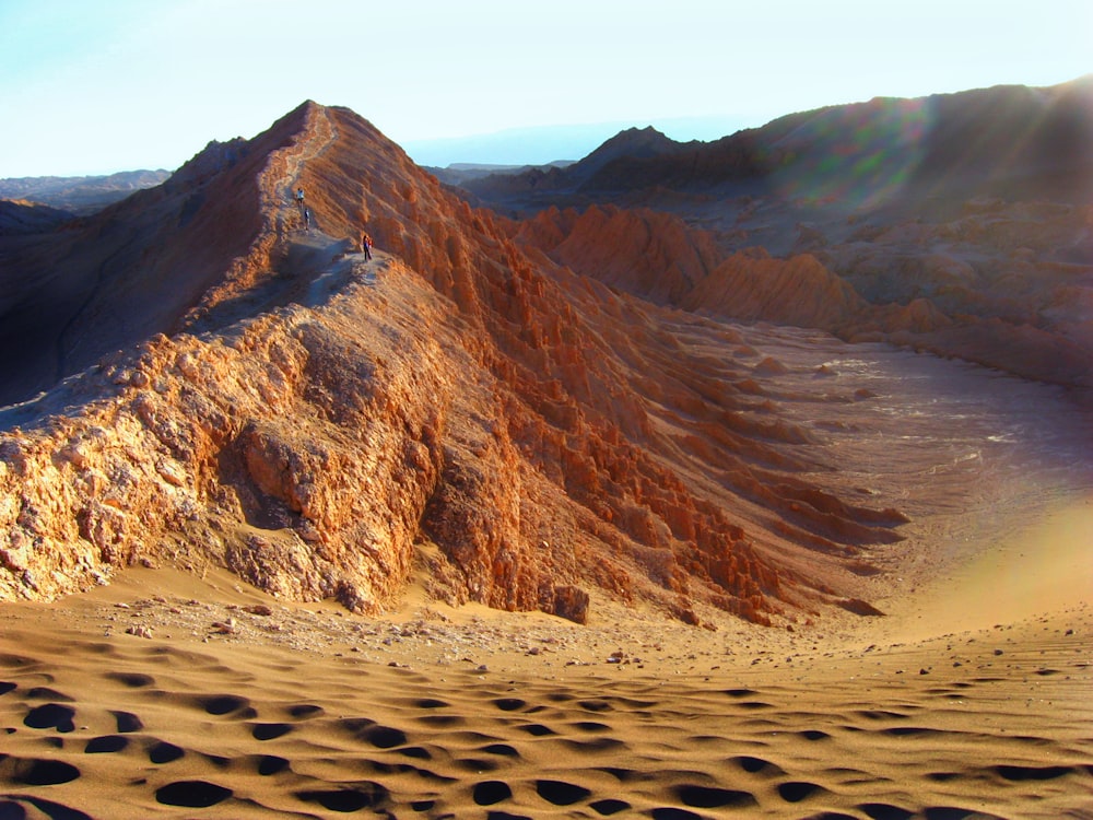 Photographie aérienne de la montagne du désert