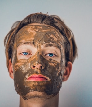 shallow focus photography of men's muddy face