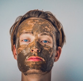 shallow focus photography of men's muddy face