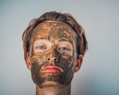 shallow focus photography of men's muddy face