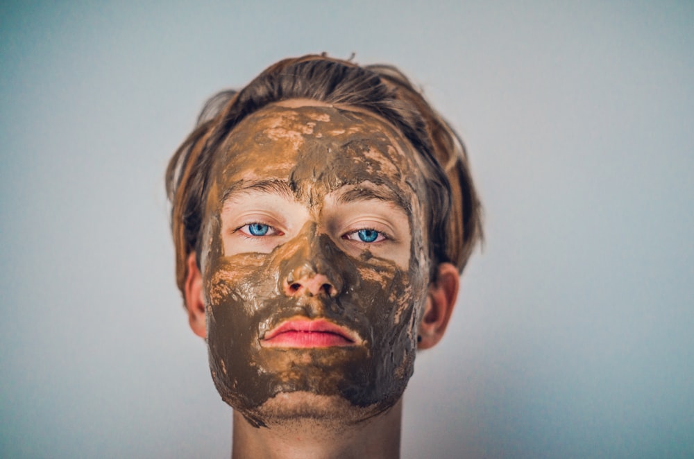 Photographie à mise au point superficielle du visage boueux des hommes