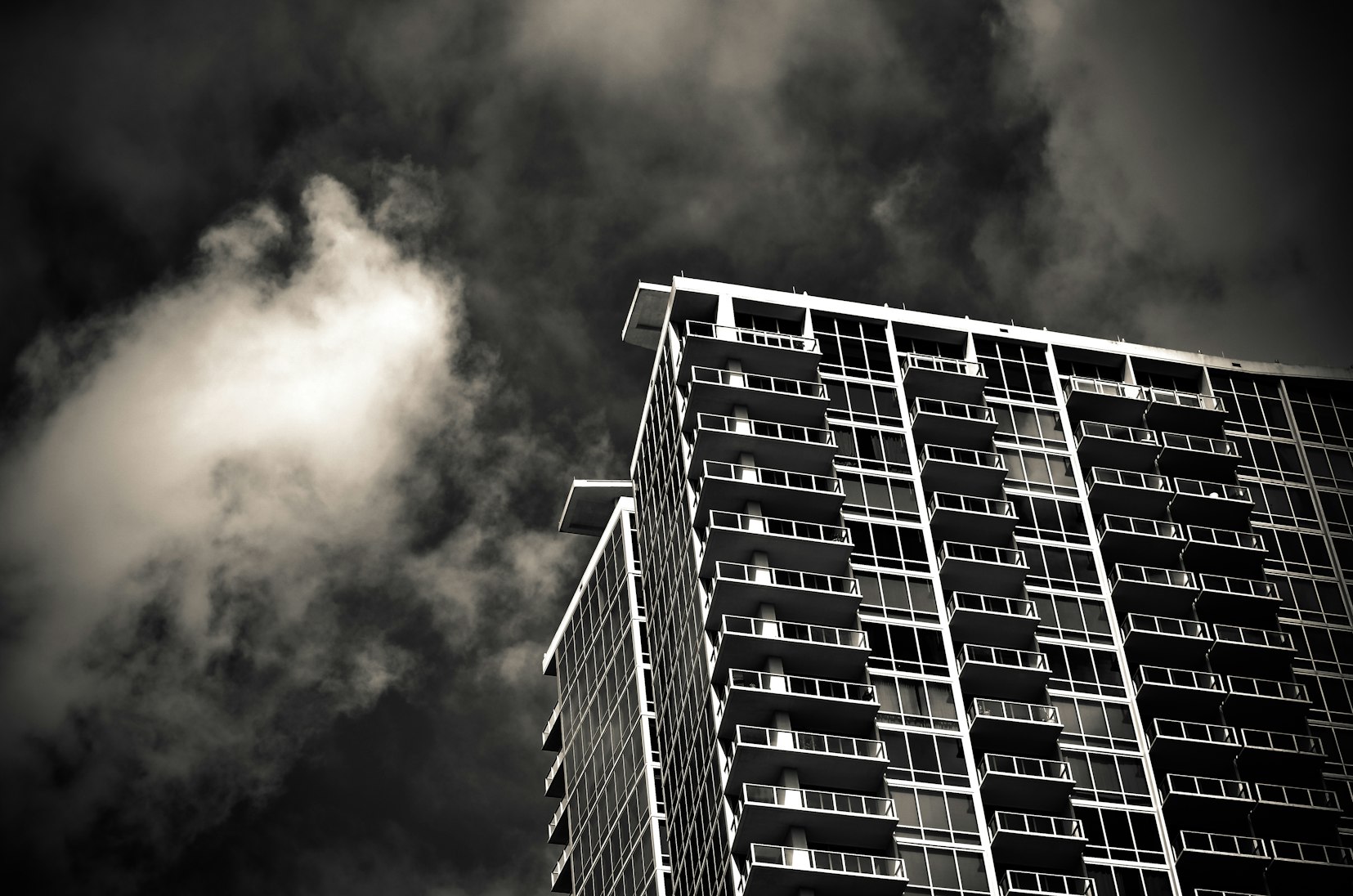 An apartment building in Orlando, Florida (Dmitrii Medvedev via Unsplash)