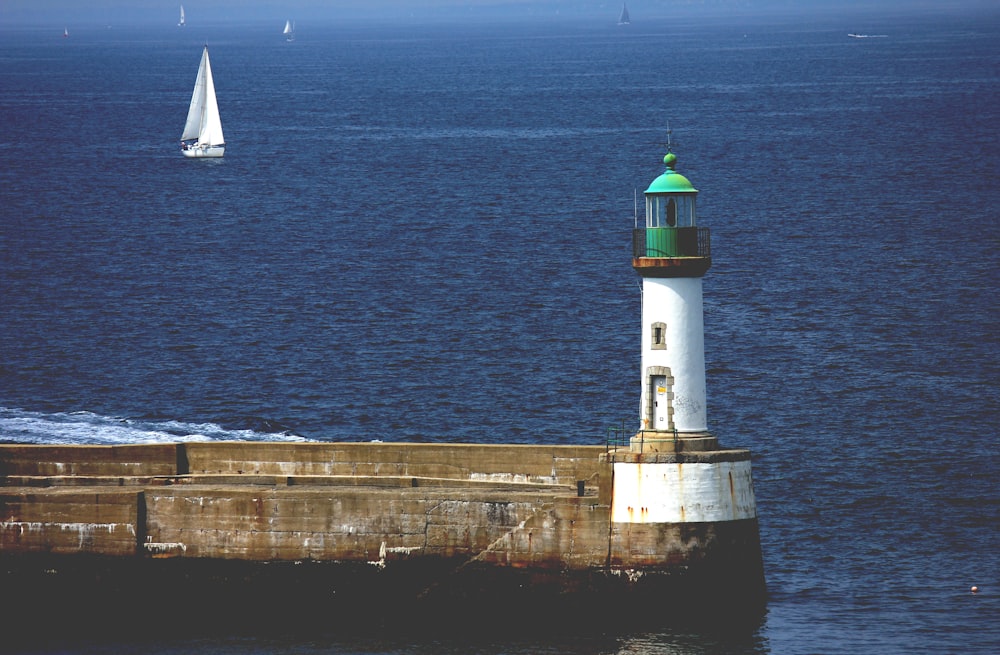 farol perto do corpo de água