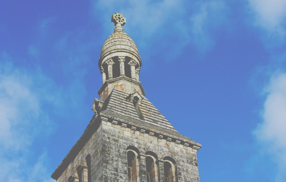 Low-Angle-Fotografie der braunen Steinkathedrale