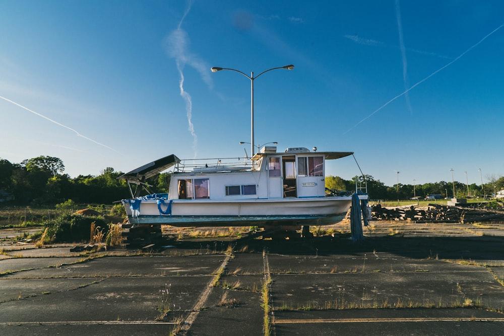 bateau à moteur blanc et bleu