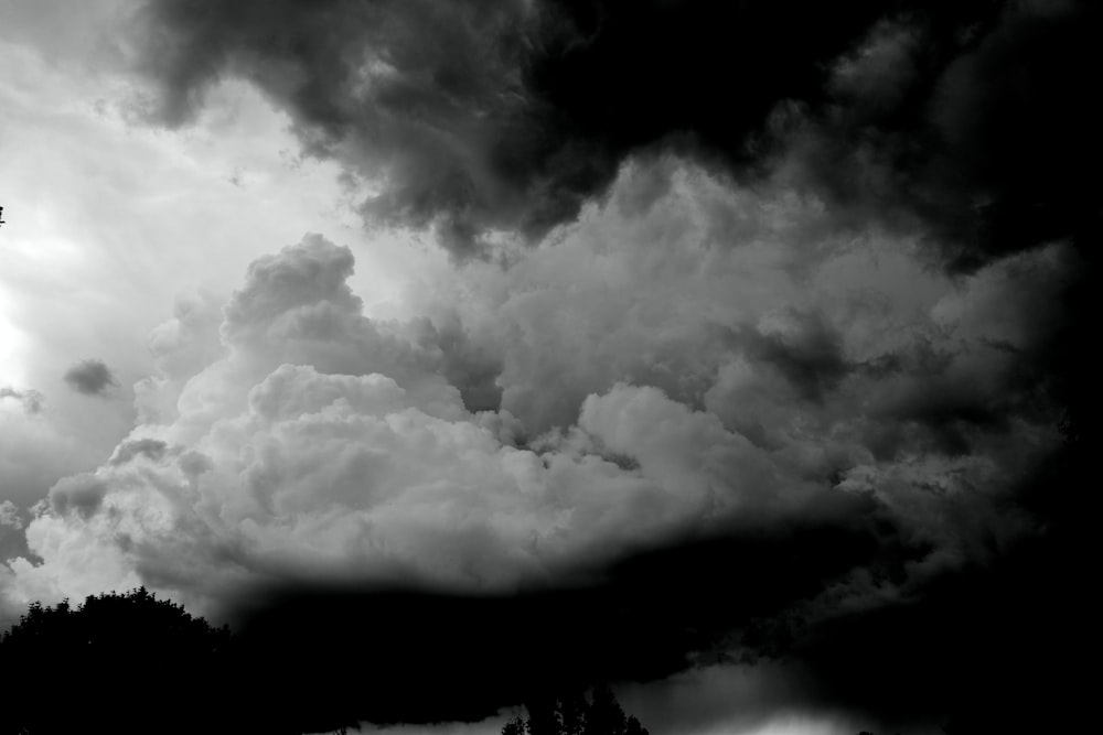 fotografia em tons de cinza do céu nublado