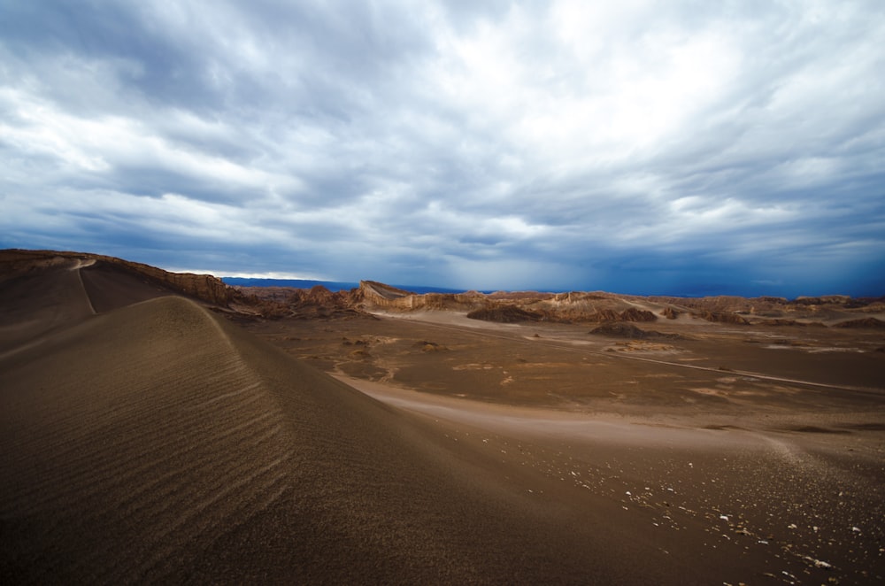 desierto bajo el cielo azul