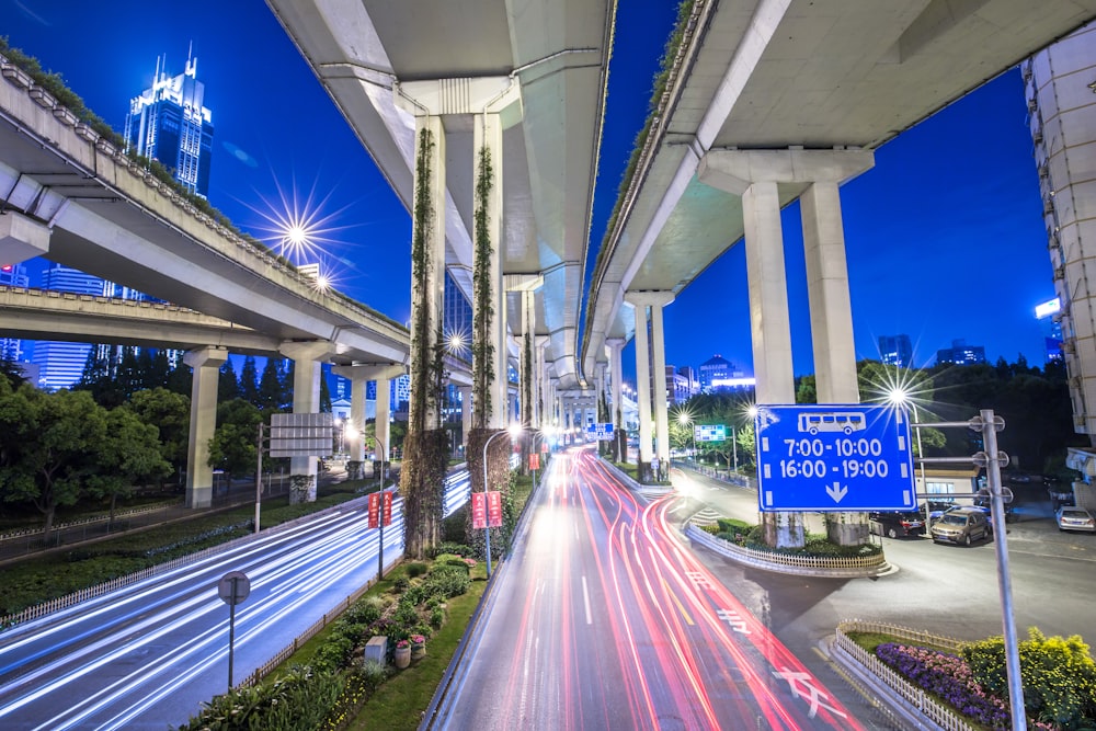 Fotografía time-lapse de la carretera durante la noche