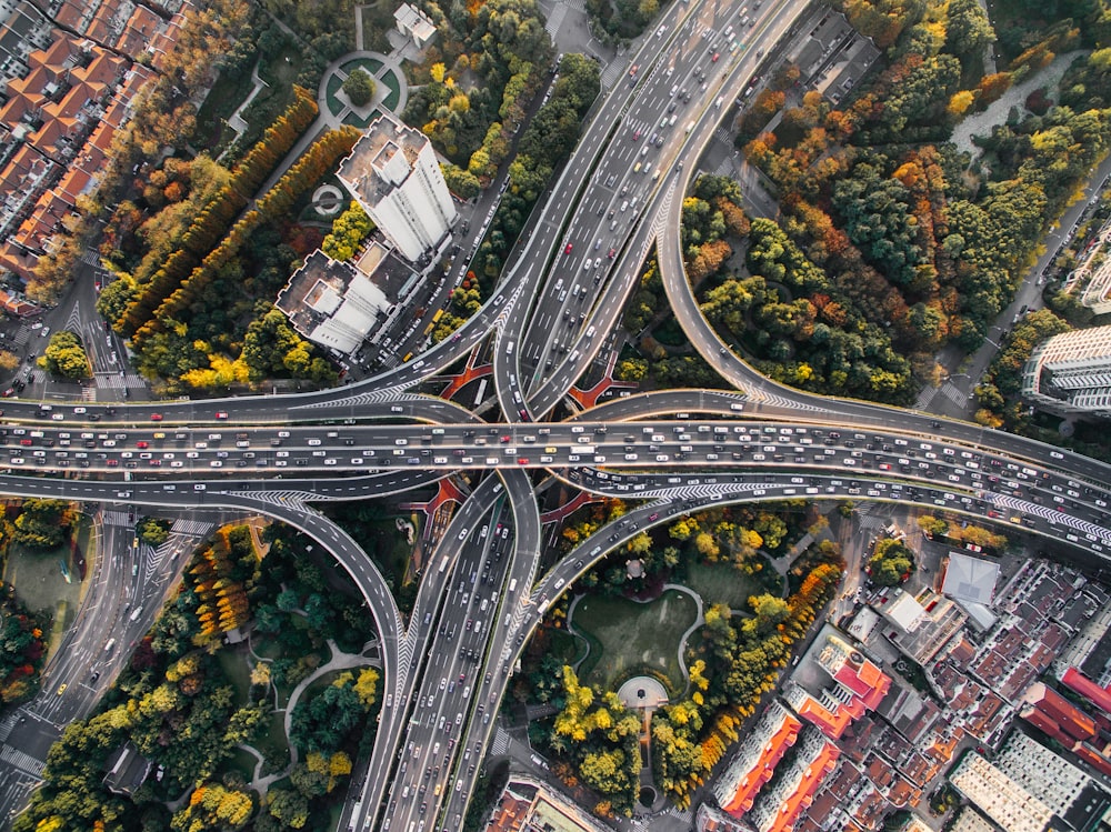 Fotografía aérea de carreteras de hormigón.