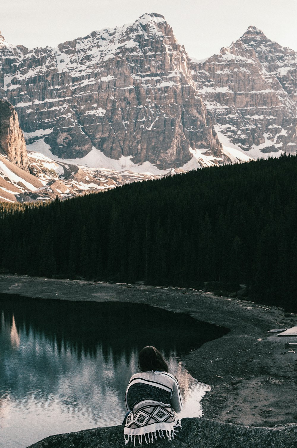 Femme au sommet de la montagne de pic