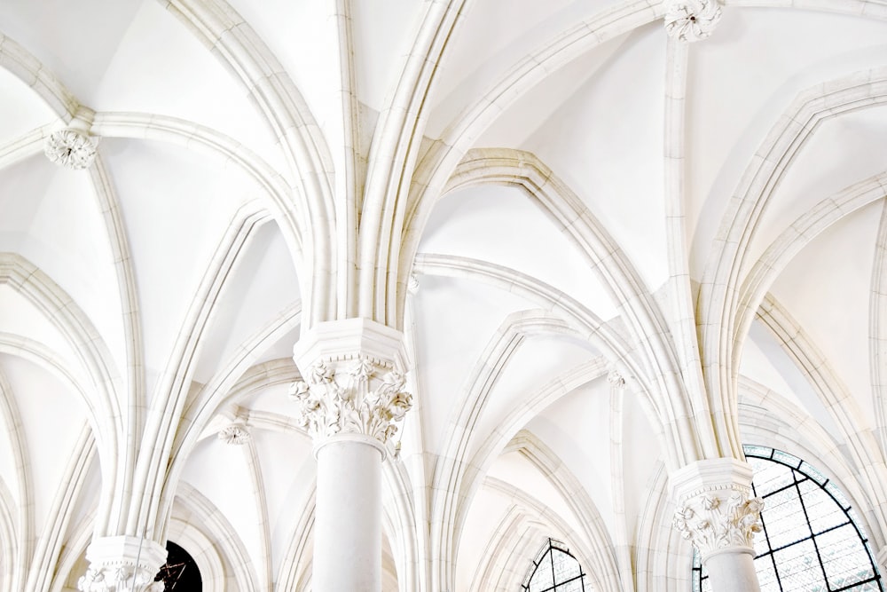 Fotografía de vista de gusano de un edificio de hormigón blanco