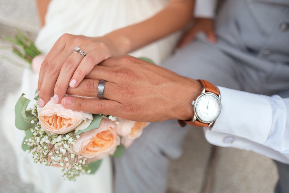 Hombre y mujer tomados de la mano