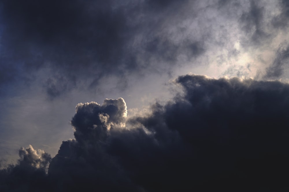 雲に覆われた太陽の光