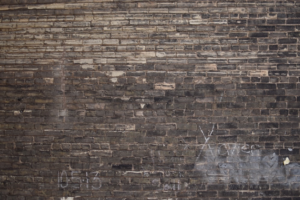 Mur de briques en béton brun