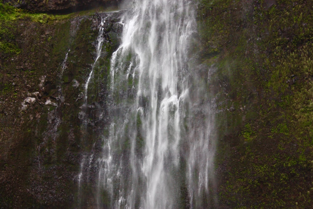 Fotografia de close-up de cachoeiras