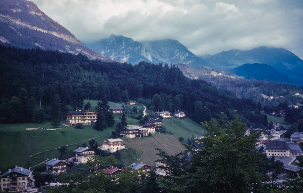 una vista di un villaggio in montagna