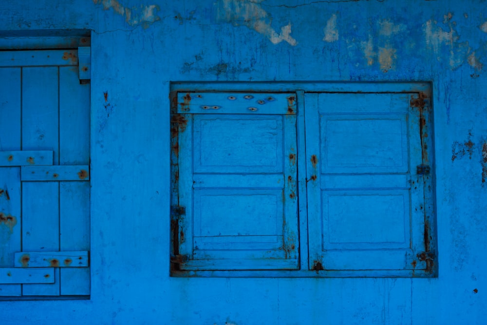 창문이 있는 파란색 페인트 벽
