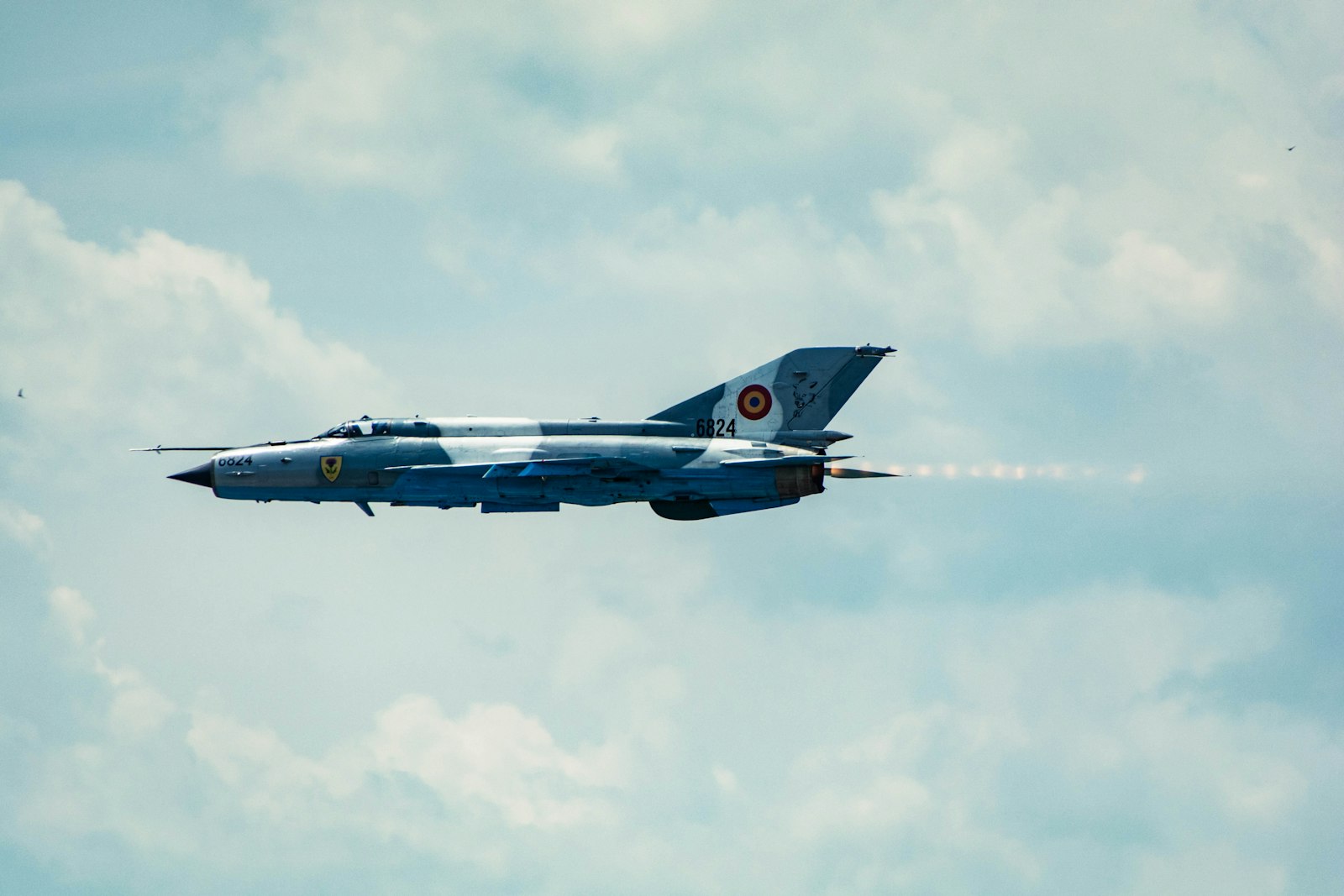 Nikon D5200 + Sigma 18-250mm F3.5-6.3 DC Macro OS HSM sample photo. Gray jet plane flying photography