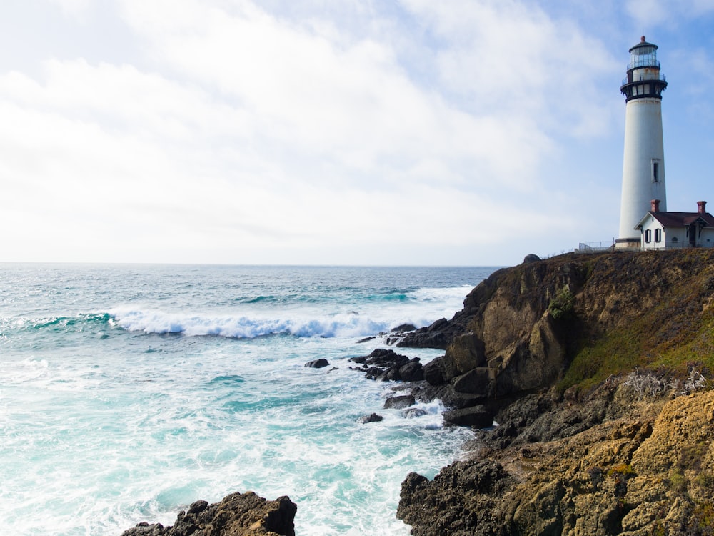 foto do farol no penhasco