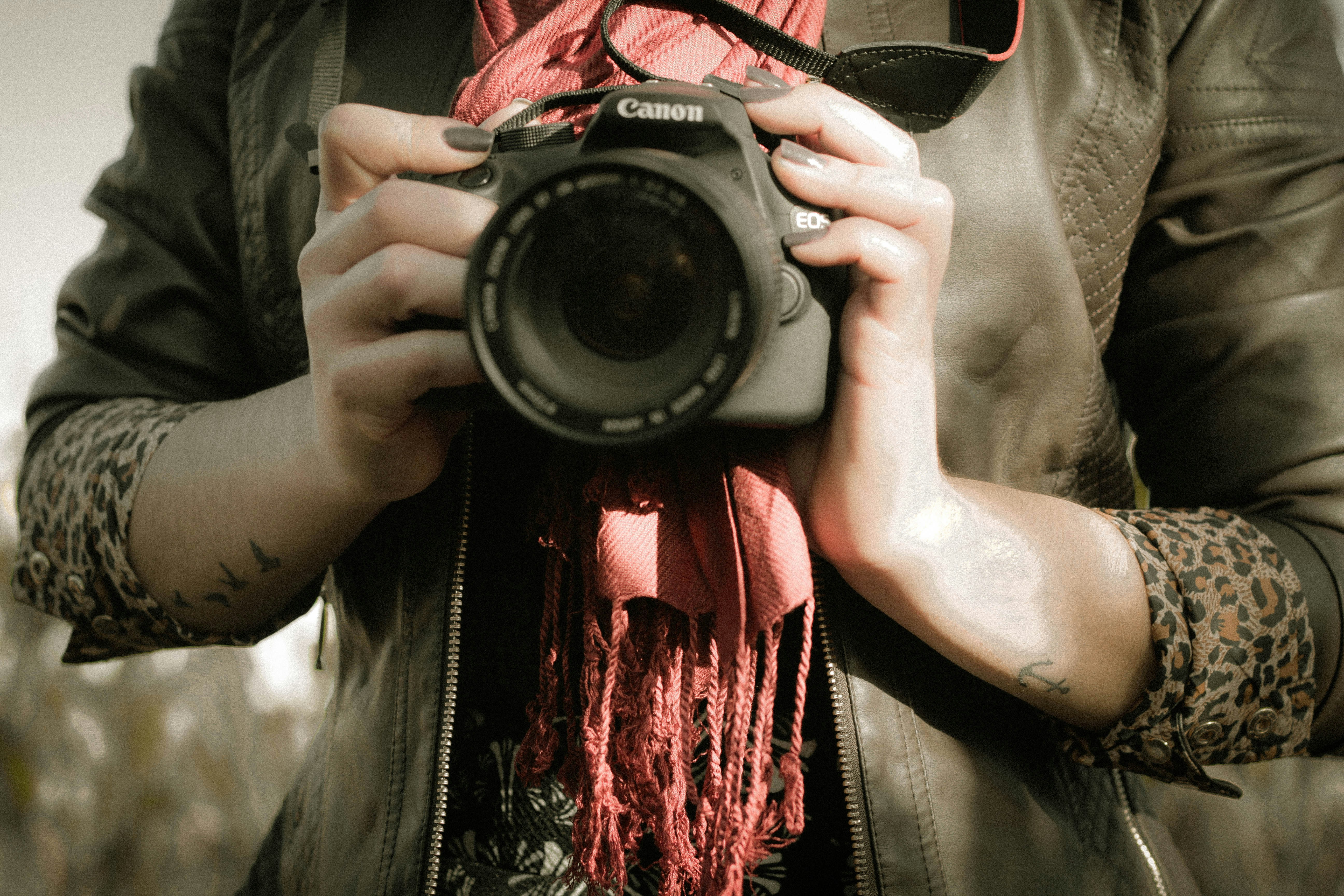 photo-1465682049206-bf5e6ab542e6?ixid=M3wxMjA3fDB8MXxzZWFyY2h8MTB8fGZpbmQlMjBwaG90b2dyYXBoZXJzJTIwdWt8ZW58MHx8fHwxNzUzNzA0MzAzfDA\u0026ixlib=rb-4.1.0