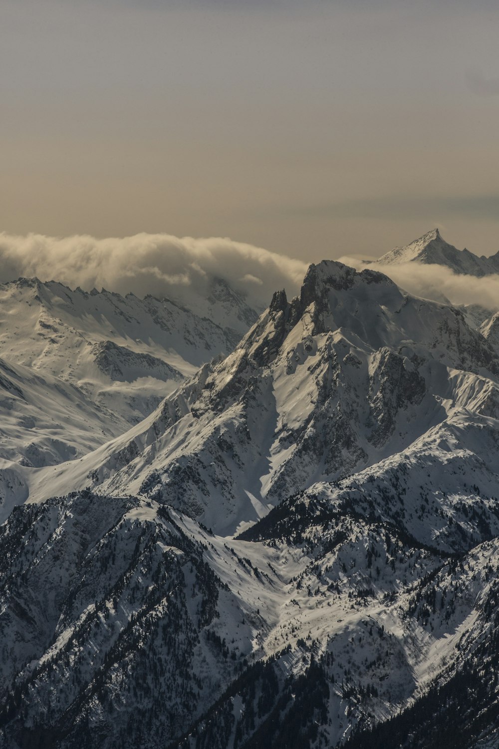 montagna innevata durante il giorno