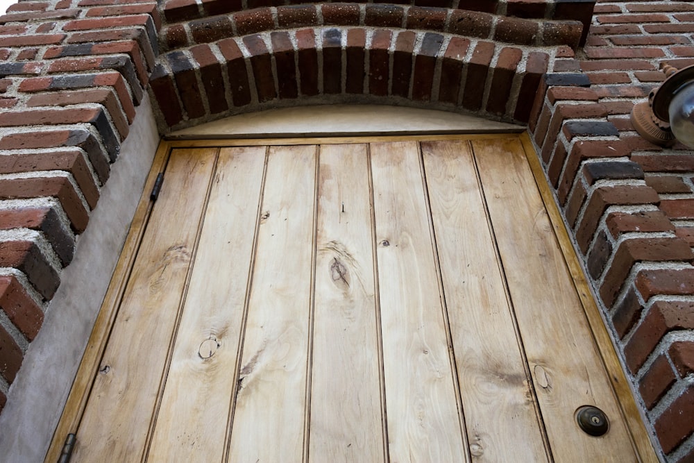 Foto de primer plano de la puerta de madera marrón