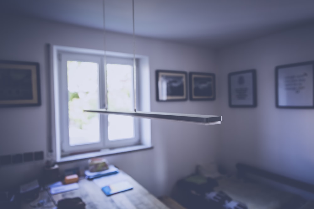 Photographie superficielle d’une lampe suspendue blanche