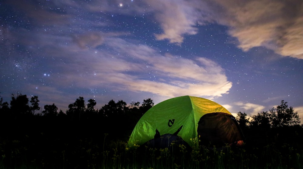 tenda de cúpula verde no chão sob céu azul