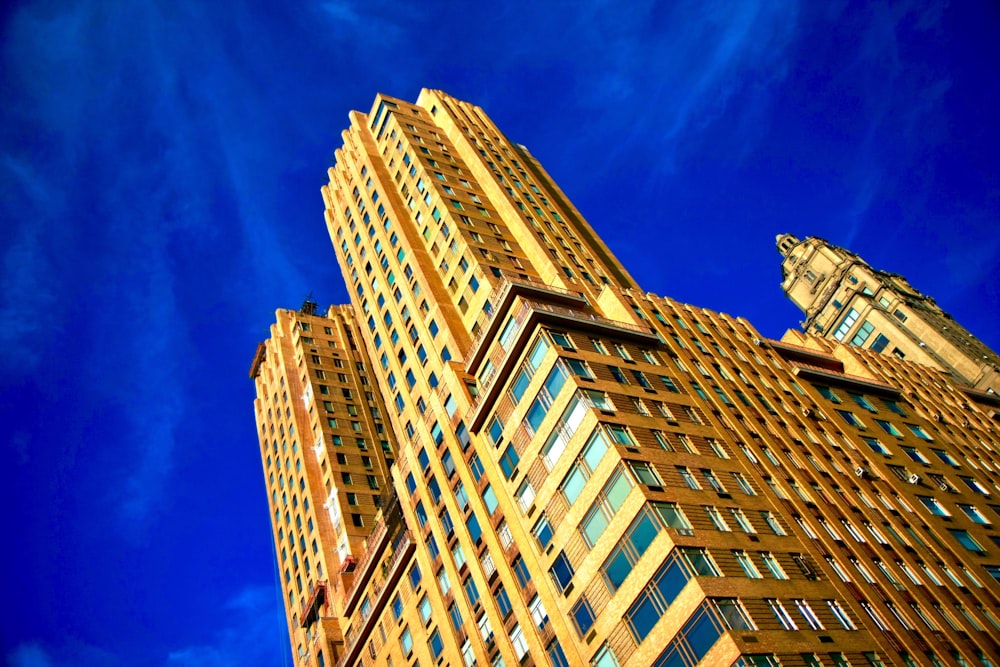 Edificio de hormigón amarillo