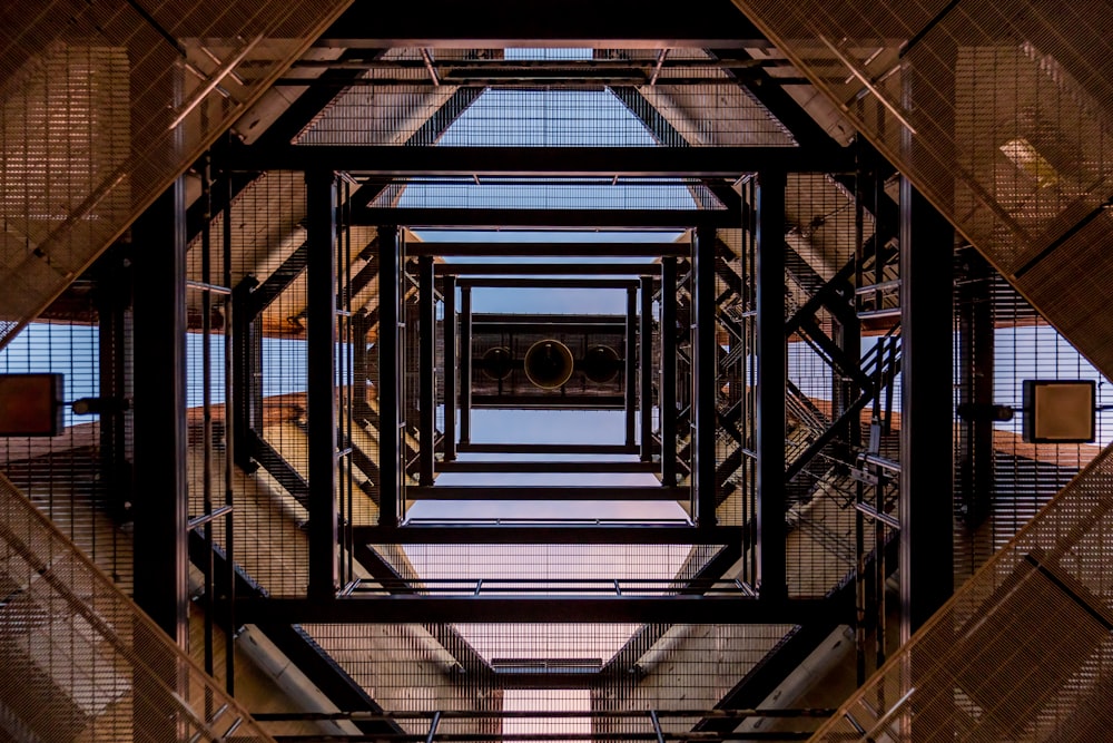 ángulo bajo de la torre de metal negro