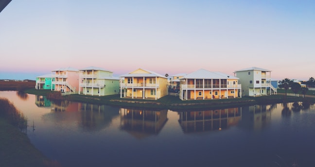 Sunset view over the colorful houses of Guatapé's waterfront.