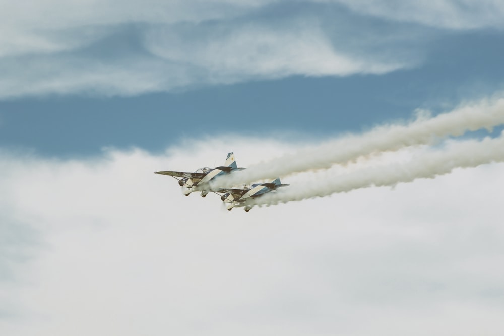 Dos aviones blancos en el cielo