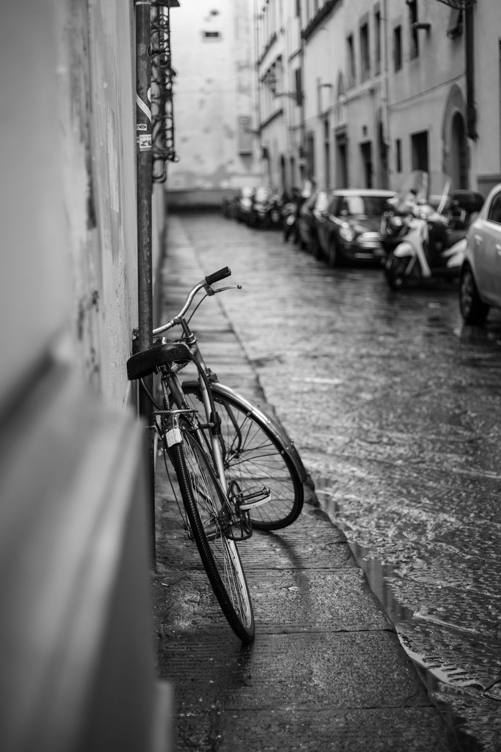 Foto en escala de grises de la bicicleta en la pared