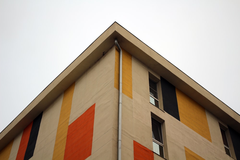 Fachada de edificio de hormigón beige y rojo