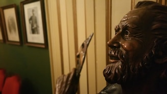 Portrait of Professor Augusto Mendonça in a modern, minimalist setting with blue and gold accents.