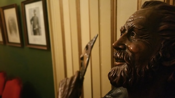 Portrait of Professor Augusto Mendonça in a modern, minimalist setting with blue and gold accents.