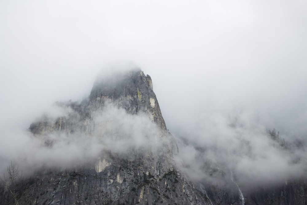 Pico de las montañas rocosas en Yosemite en un día de niebla