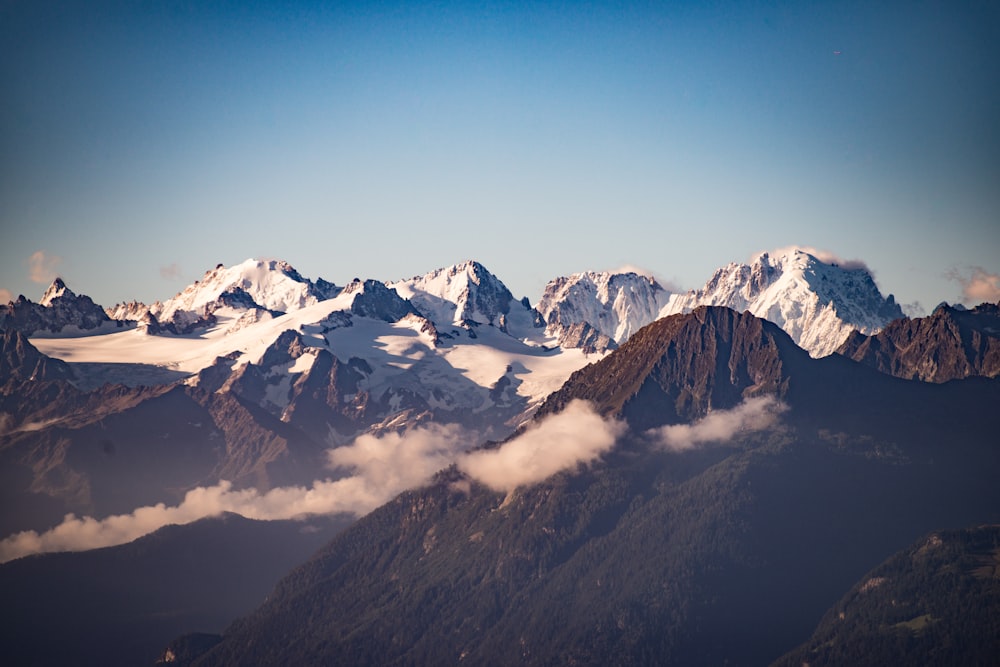 Montaña de nieve blanca