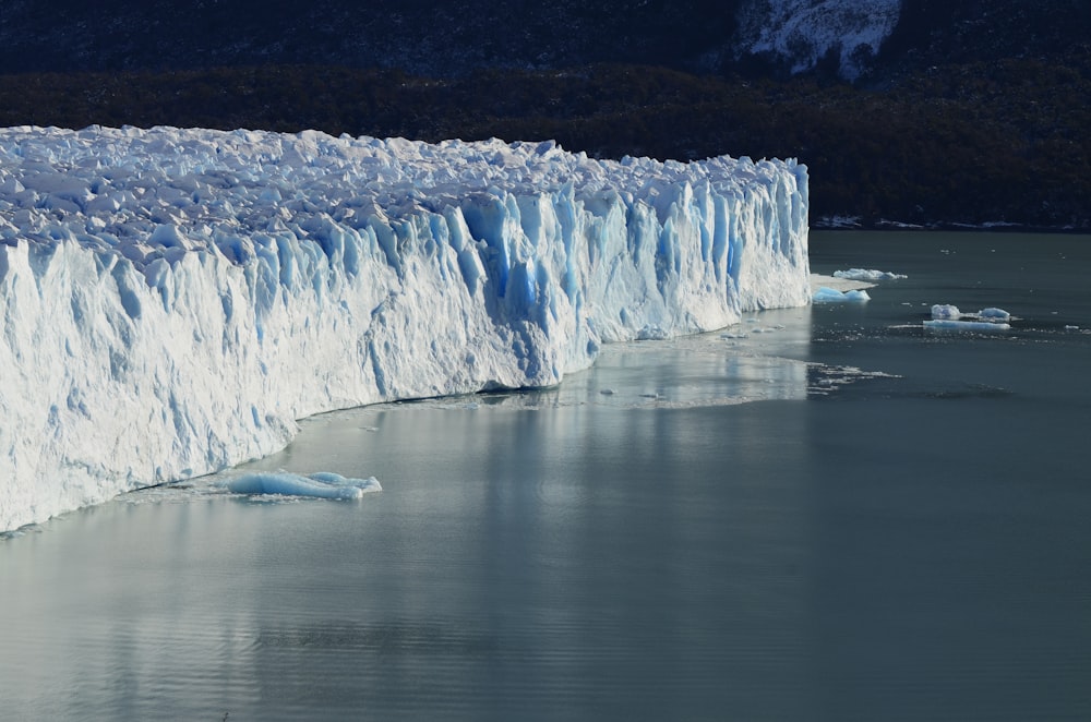 Acantilado de hielo cerca de un cuerpo de agua