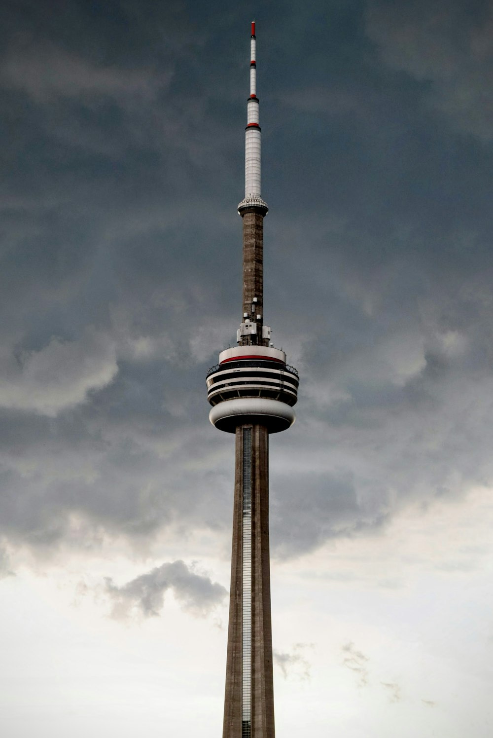 Torre de metal marrón y blanco bajo cielo nublado