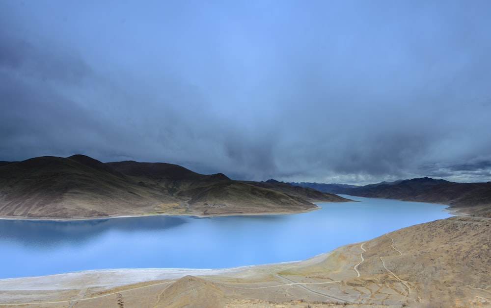 Fotografía de larga exposición de lagos y paisajes