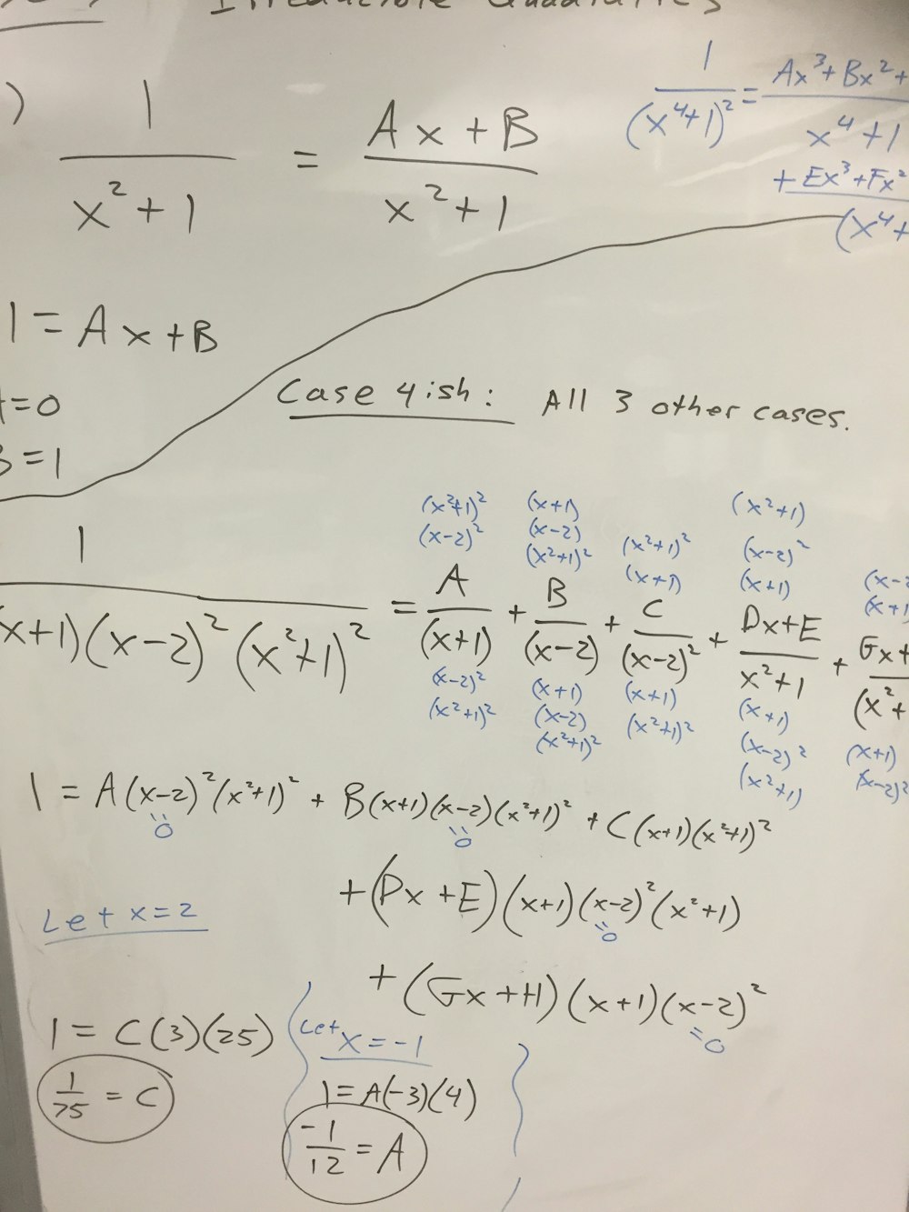 Équations d’algèbre sur un tableau blanc.