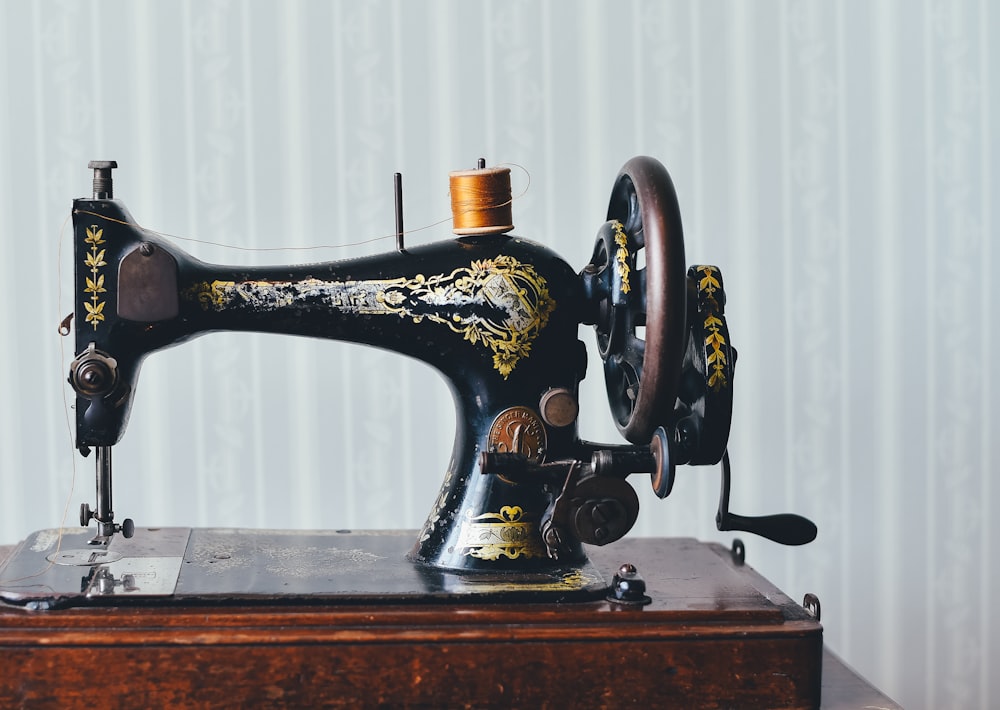máquina de coser de metal negro y amarillo