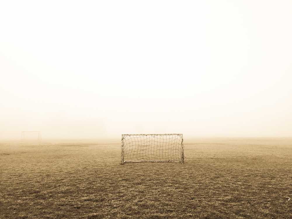 Obiettivo da calcio in campo marrone