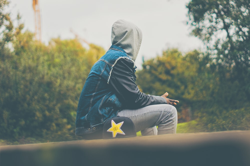 personne assise sur le sol à l’extérieur